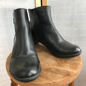 Dansko black leather ankle bootie size 39 side zip